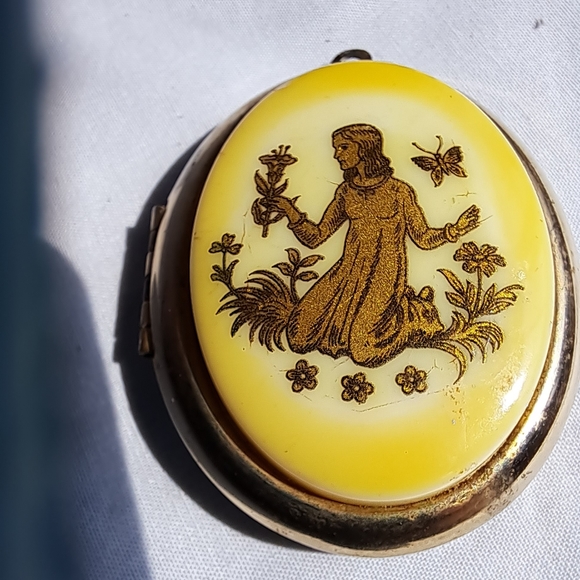 Old Time Costume Locket - Picture 2 of 4